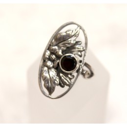 Hõbesõrmus - granaadiga